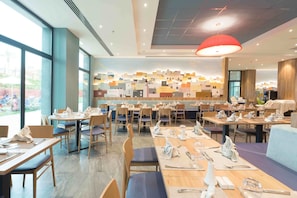 2 restaurantes, é servido café da manhã