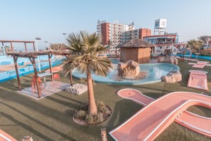 7 piscines couvertes, piscine extérieure (ouverte en saison)