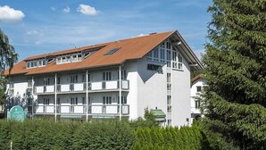 A two-story hotel with a red-tiled roof and a balcony on the upper floor. - Hotel St. Martin (Marktoberdorf)