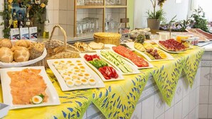 A breakfast buffet with various food items and beverages. - Hotel St. Martin (Marktoberdorf)