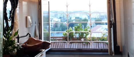 Superior Double Room | Bathroom | Bathtub, deep soaking tub, free toiletries, hair dryer
