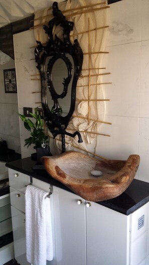 Superior Double Room | Bathroom | Bathtub, deep soaking tub, free toiletries, hair dryer - Trastevere 2 (Rome)