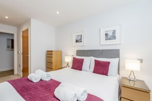 Iron/ironing board, free WiFi, bed sheets - Roomspace Apartments -Abbot's Yard (Guildford)