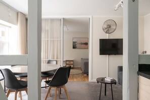 1.st floor apartment (C) | Khu phòng khách | TV plasma 