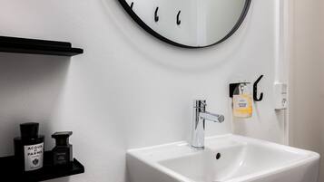 Ducha, artículos de tocador gratuitos, secador de pelo, toallas