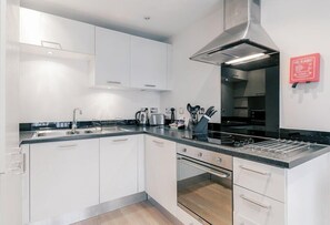 Full-size fridge, microwave, oven, dishwasher - Roomspace Apartments -Capitol Square (Epsom)