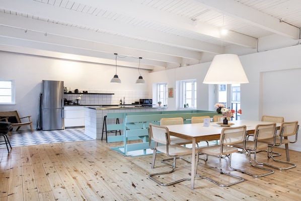 Townhouse – deluxe, flere senger, ikke-røyk | Oppholdsområde | Flatskjerm-TV, Netflix og filmkjøp
