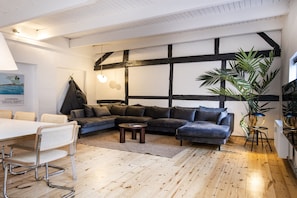 Townhouse – deluxe, flere senger, ikke-røyk | Oppholdsområde | Flatskjerm-TV, Netflix og filmkjøp