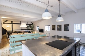 Deluxe-pientalo, useita sänkyjä, tupakointi kielletty | Yksityinen keittiö | Täysikokoinen jääkaappi, mikroaaltouuni, uuni, liesi