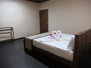 Quarto casal básico, vista para o jardim | 6 quartos, Wi-Fi de cortesia