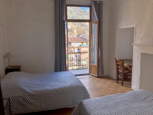 Neljän hengen huone, tupakointi kielletty | Yksilöllisesti sisustettu, yksilöllisesti kalustettu, ilmainen Wi-Fi