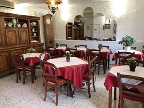 Päivittäinen mannermainen aamiainen (10 EUR per henkilö)