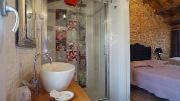 Tripla Deluxe | Bagno | Doccia, soffione a pioggia, set di cortesia gratuito, asciugacapelli