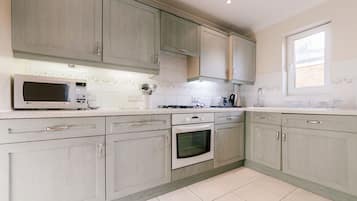 Full-sized fridge, microwave, oven, cookware/dishes/utensils