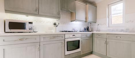 Full-sized fridge, microwave, oven, cookware/dishes/utensils
