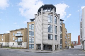 Front of property - Roomspace Apartments -Cascades Court (London)