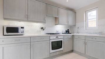 Full-sized fridge, microwave, oven, cookware/dishes/utensils