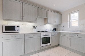 Full-size fridge, microwave, oven, cookware/dishes/utensils - Roomspace Apartments -Cascades Court (London)