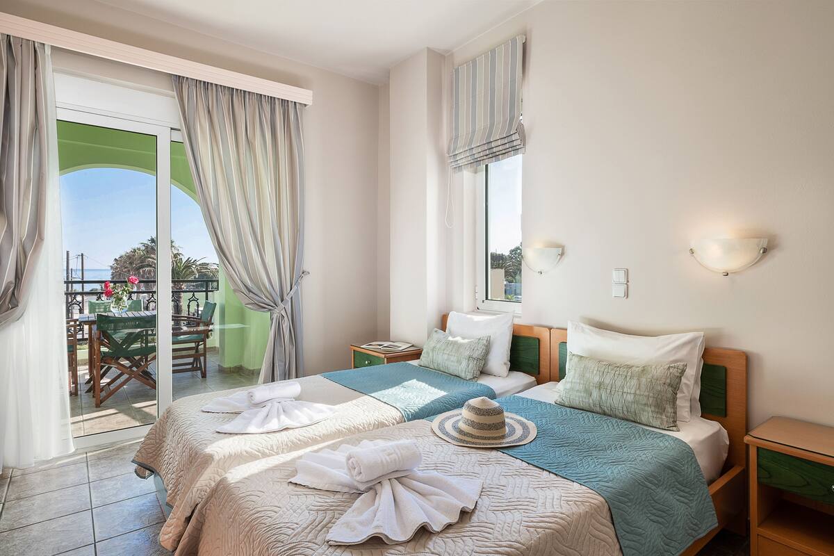 Apartamento conforto, vista para o parque | Cofres nos quartos, cortinas blackout, quartos à prova de som