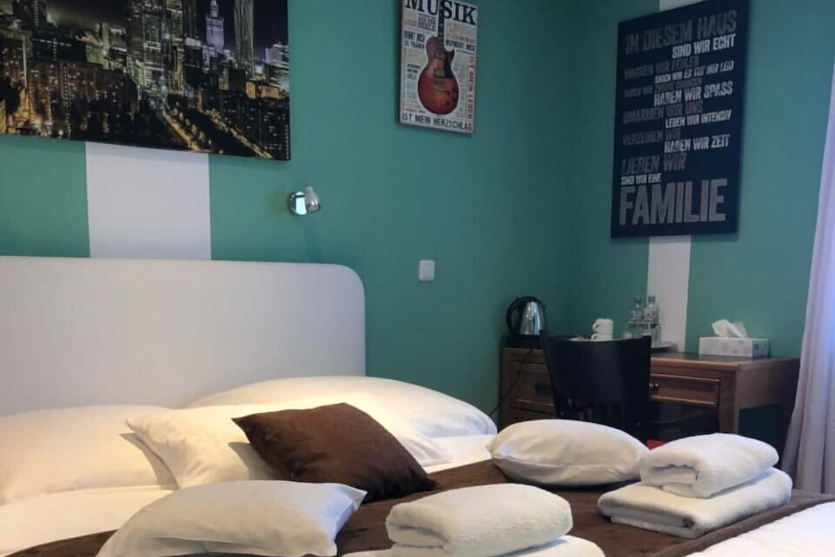 Quarto casal ou duplo standard | Escrivaninha, ferros/tábuas de passar roupa, Wi-Fi de cortesia