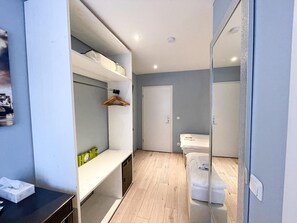 Bureau, fer et planche à repasser, Wi-Fi gratuit, draps fournis