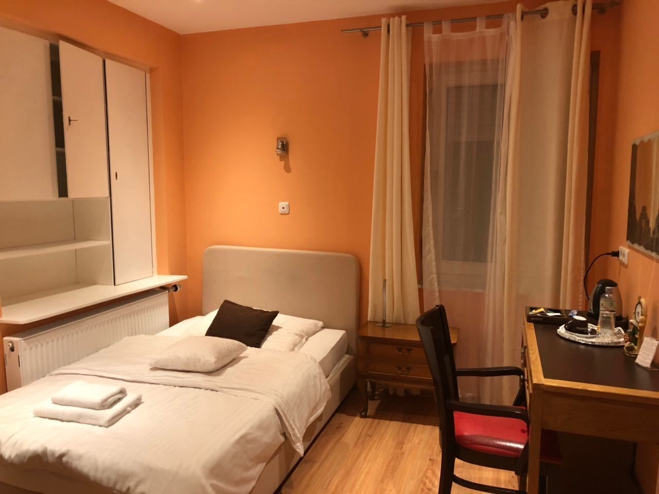 Escritorio, tabla de planchar con plancha, wifi gratis y ropa de cama 