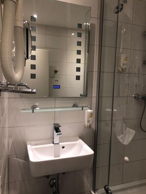 Standard-Einzelzimmer | Badezimmer | Kostenlose Toilettenartikel, Haartrockner, Handtücher