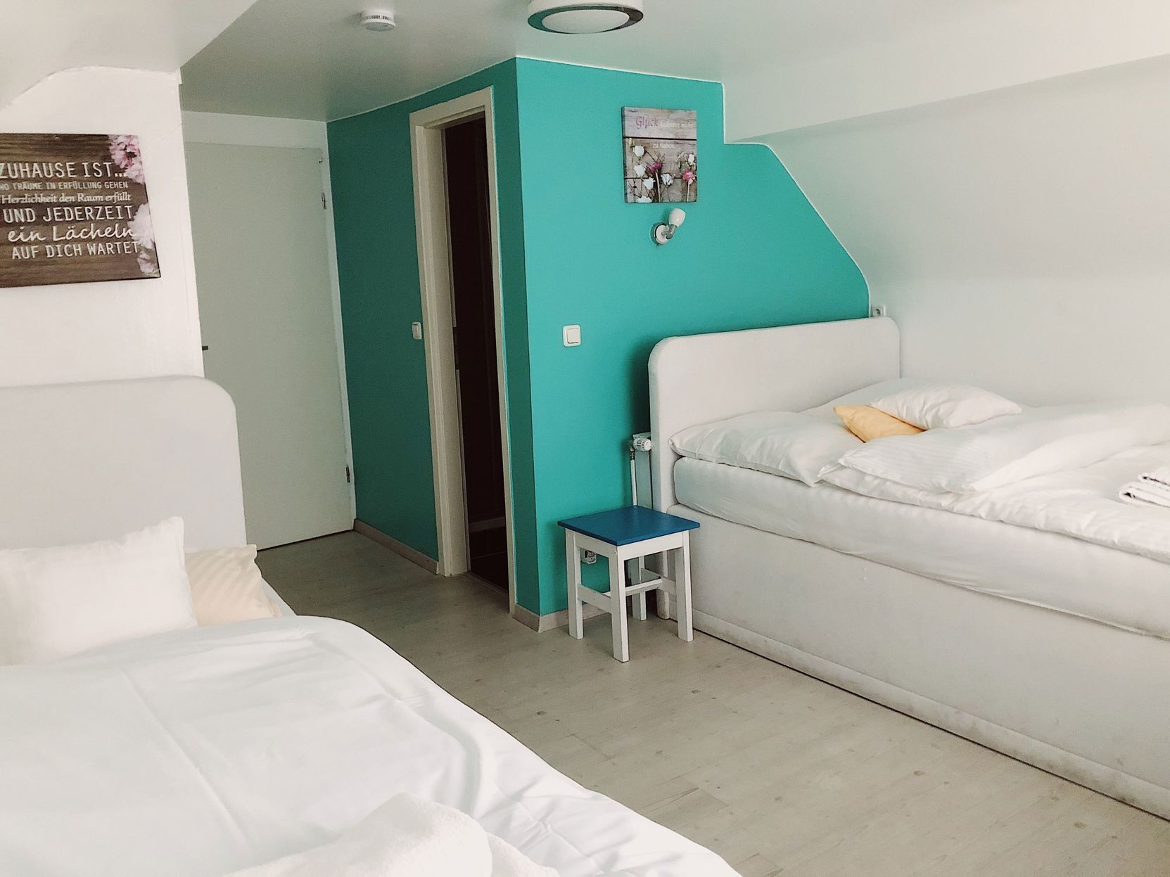 Escritorio, tabla de planchar con plancha, wifi gratis y ropa de cama 