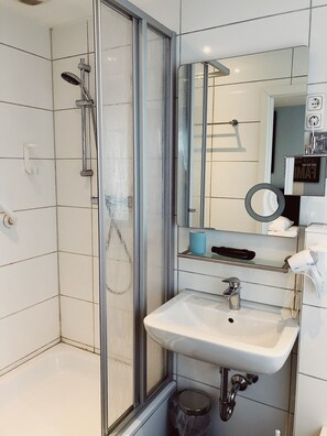 Standard Single Room | Bathroom | Free toiletries, hair dryer, towels - Glashütten Hotel (Glashuetten)