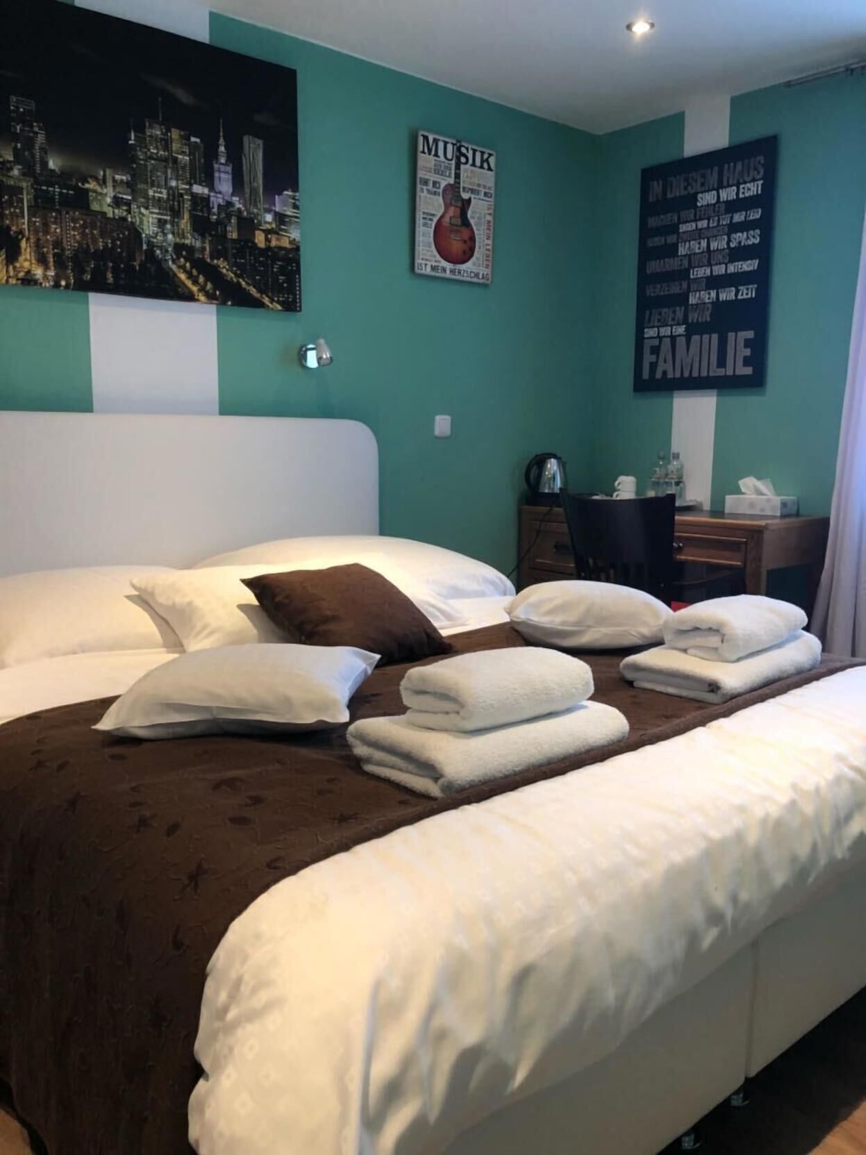 Escritorio, tabla de planchar con plancha, wifi gratis y ropa de cama 
