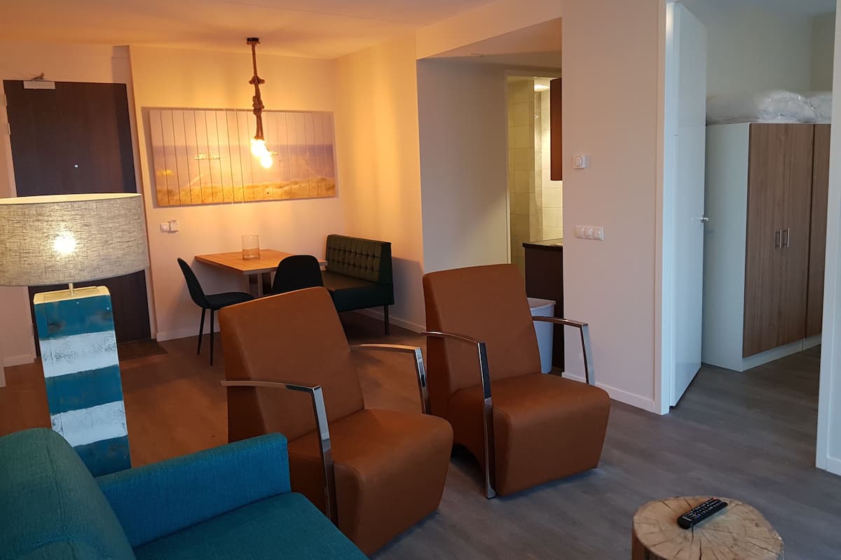 Espacio para trabajar con laptop y cortinas blackout