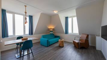Appartement (2 persons) | Woonkamer | Een flatscreentelevisie