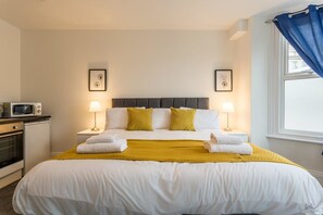 Deluxe Studio (Private External Bathroom) | Premium bedding, iron/ironing board, free WiFi, bed sheets