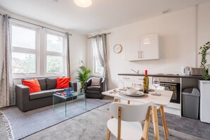 Premium bedding, iron/ironing board, free WiFi, bed sheets - West Street Studios (Westcliff-on-Sea)