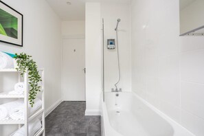 Studio Superior (Private External Bathroom) | Badrum | Gratis toalettartiklar, hårtork och handdukar