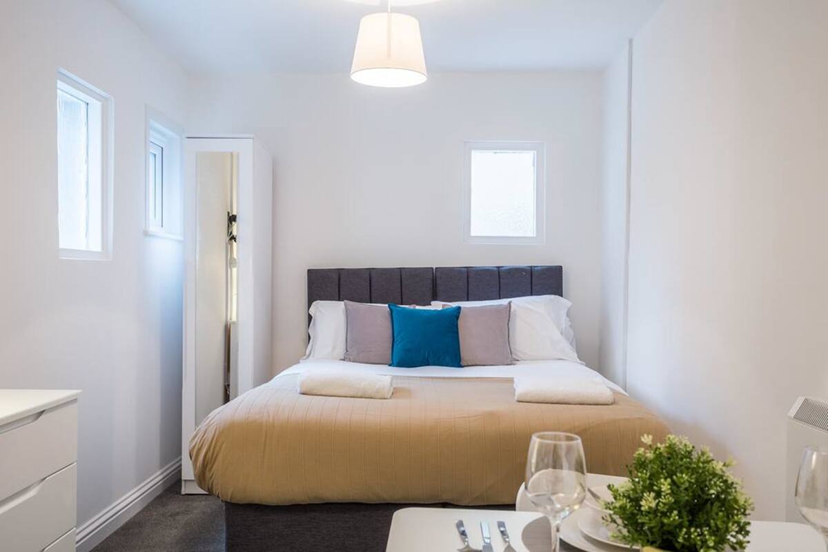 Standaard studio (Private External Bathroom) | Luxe beddengoed, een strijkplank/strijkijzer, gratis wifi, beddengoed
