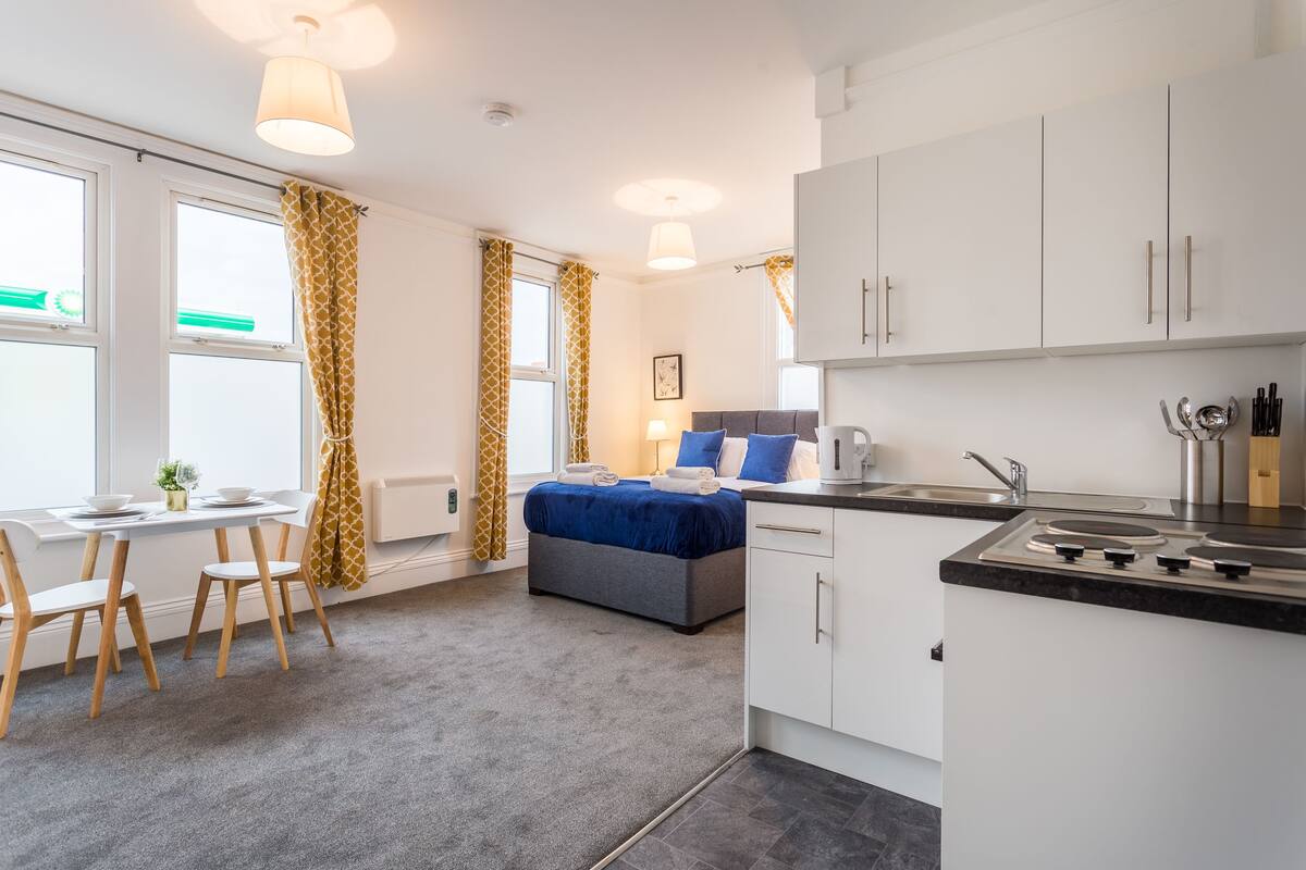 Comfort studio, privébadkamer (External) | Luxe beddengoed, een strijkplank/strijkijzer, gratis wifi, beddengoed