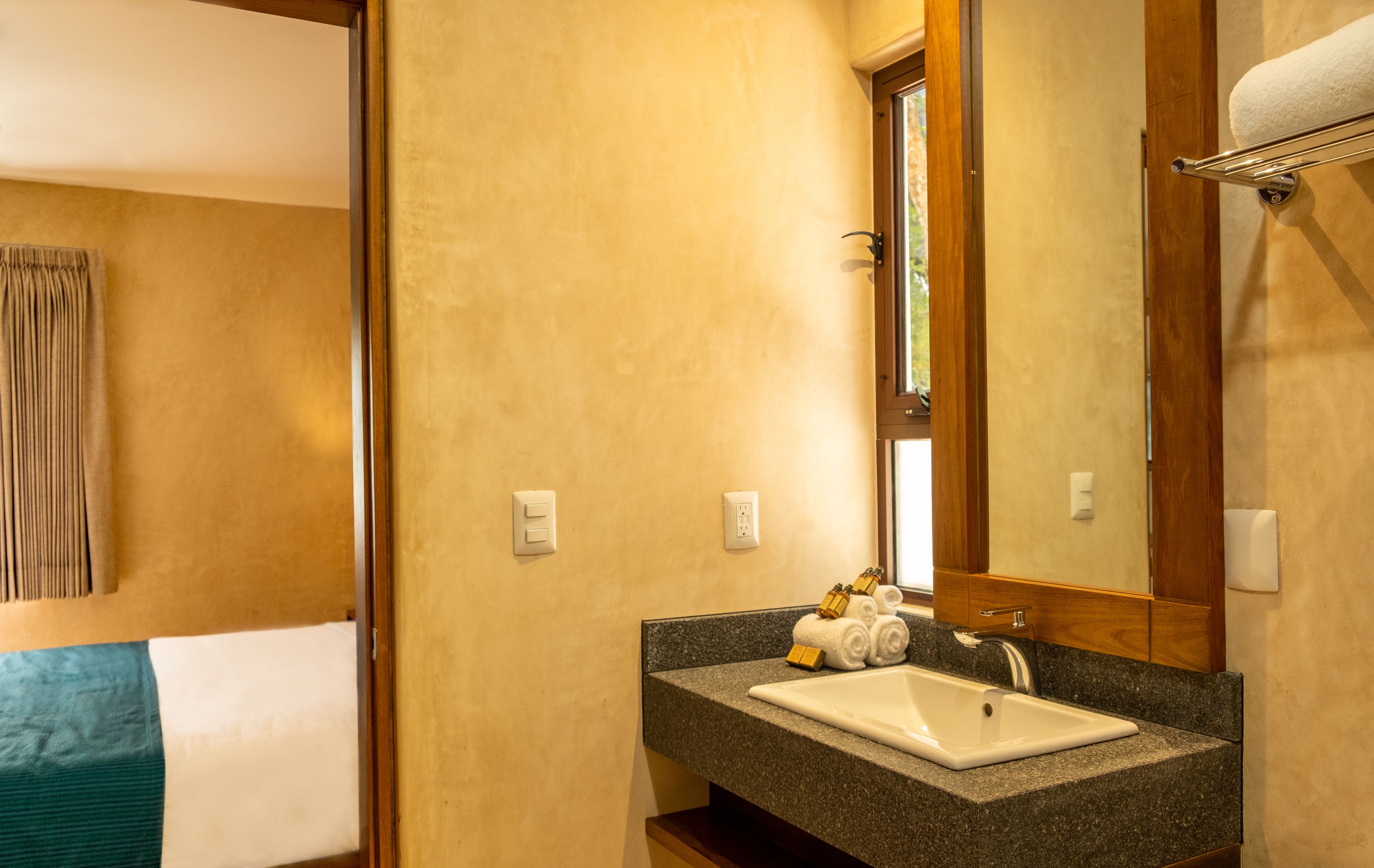 apartment, 2 bedrooms | bathroom | shower, free toiletries, hair dryer, towels