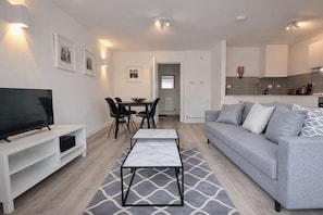 Flat-screen TV - Roomspace Apartments -Kew Bridge Court (London)