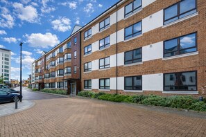 Front of property - Roomspace Apartments -Kew Bridge Court (London)