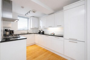Full-sized fridge, microwave, oven, dishwasher - Roomspace Apartments -Kew Bridge Court (London)
