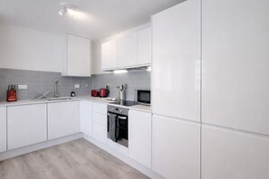 Full-size fridge, microwave, oven, dishwasher - Roomspace Apartments -Kew Bridge Court (London)