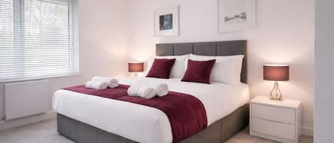 Een kluis op de kamer, een strijkplank/strijkijzer, gratis wifi