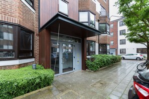 Property entrance - Roomspace Apartments -Kew Bridge Court (London)