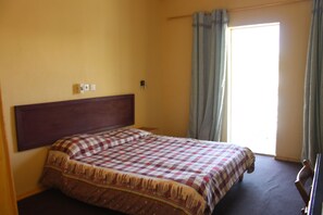 Ropa de cama de alta calidad, escritorio y cortinas blackout