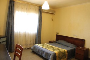 Suite, 1 queensize-seng, røyk | Sengetøy av topp kvalitet, skrivebord og blendingsgardiner