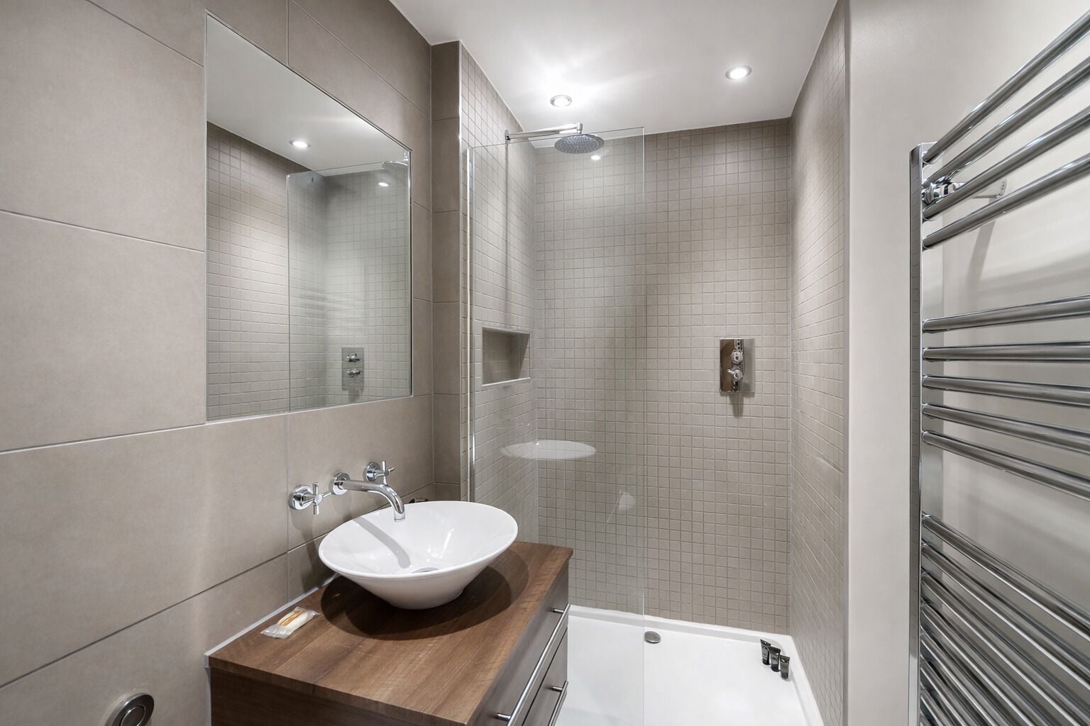 Apartment, 2 Bedrooms | Bathroom | Hair dryer, towels, toilet paper