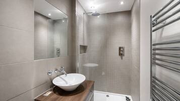 Apartment, 2 Bedrooms | Bathroom | Hair dryer, towels, toilet paper
