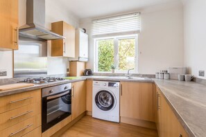 Apartment, 2 Schlafzimmer | Eigene Küche | Kühlschrank, Mikrowelle, Ofen, Herdplatte