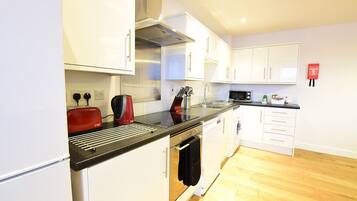 Full-size fridge, microwave, oven, dishwasher